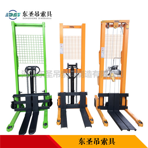 液壓手動(dòng)叉車使用時(shí)側(cè)面展示--河北東圣吊索具制造有限公司--小型攪拌機(jī)|石材夾具|液壓堆高車|手動(dòng)叉車