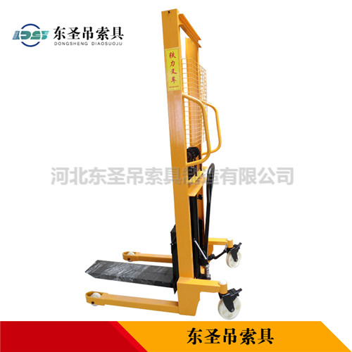 液壓手動(dòng)叉車使用時(shí)側(cè)面展示--河北東圣吊索具制造有限公司--小型攪拌機(jī)|石材夾具|液壓堆高車|手動(dòng)叉車
