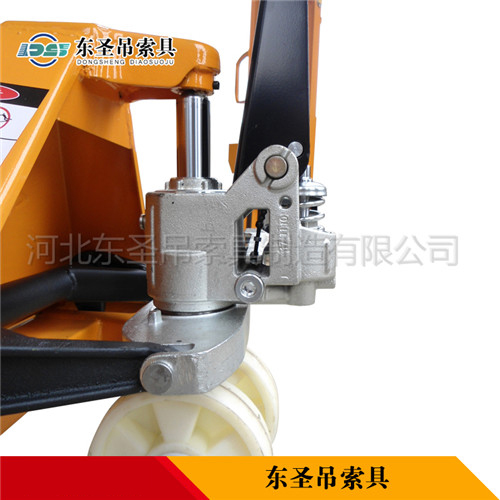 手動(dòng)叉車輪細(xì)節(jié)--河北東圣吊索具制造有限公司--手動(dòng)叉車|液壓堆高車|小型攪拌機(jī)|石材夾具